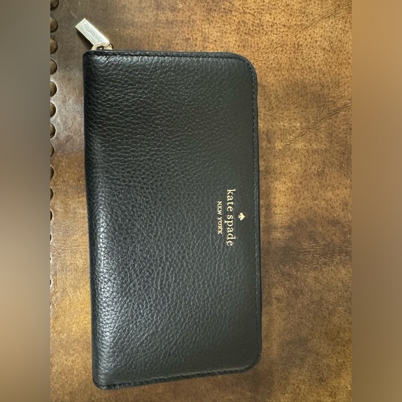 Kate spade ♠️
large continental wallet - Picture 1 of 4